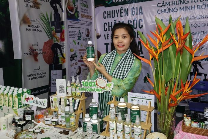 Chị Hằng, phân phối sản phẩm chăm sóc cơ thể từ dầu dừa tươi Ảnh: Kim Chi