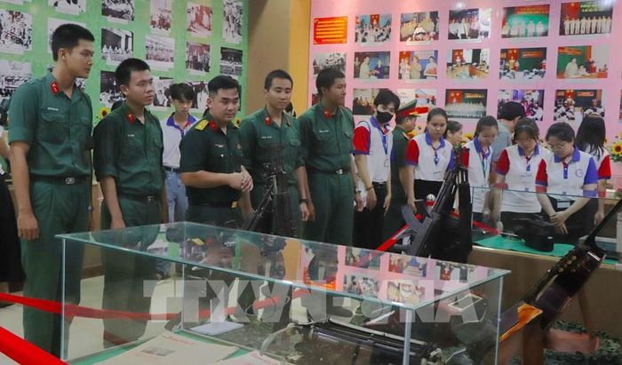 Đông đảo học sinh, sinh viên và lực lượng vũ trang tham quan triển lãm. Ảnh: Nguyễn Hằng – TTXVN