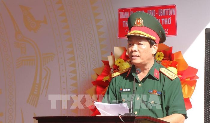Đại tá Dương Công Sang, Chủ nhiệm Chính trị Quân khu phát biểu khai mạc triển lãm. Ảnh: Nguyễn Hằng – TTXVN