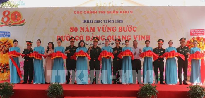 Các đại biểu thực hiện nghi thức cắt băng khai mạc. Ảnh: Nguyễn Hằng – TTXVN