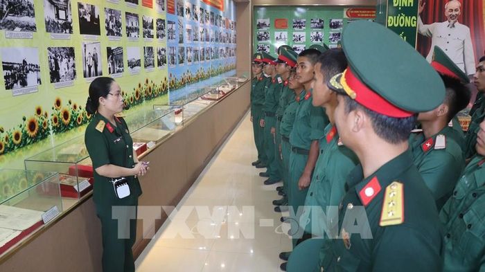 Đông đảo học sinh, sinh viên và lực lượng vũ trang tham quan triển lãm. Ảnh: Nguyễn Hằng – TTXVN