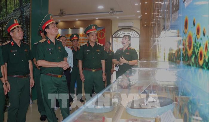 Các đại biểu tham quan triển lãm. Ảnh: Nguyễn Hằng – TTXVN