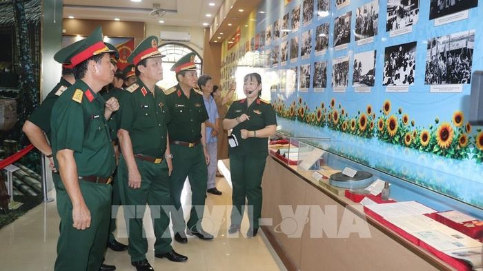 Các đại biểu tham quan triển lãm. Ảnh: Nguyễn Hằng – TTXVN
