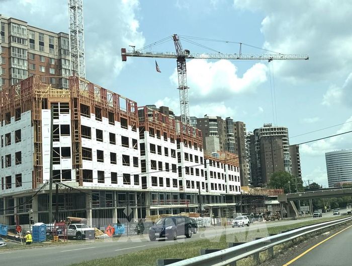 Một công trình chung cư đang được xây dựng tại bang Virginia đang dần hoàn thiện. Ảnh: Đoàn Hùng - PV TTXVN