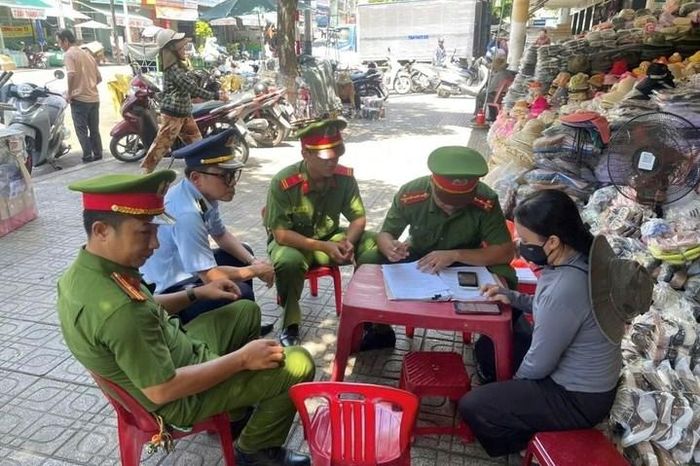 Việc kiểm tra, kiểm soát không chỉ trong giờ hành chính mà còn cả ngày nghỉ cuối tuần, ngày lễ.