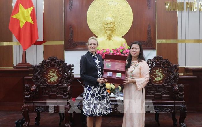 Lãnh đạo thành phố tặng quà lưu niệm cho Tổng lãnh sự. Ảnh: Nguyễn Hằng - TTXVN