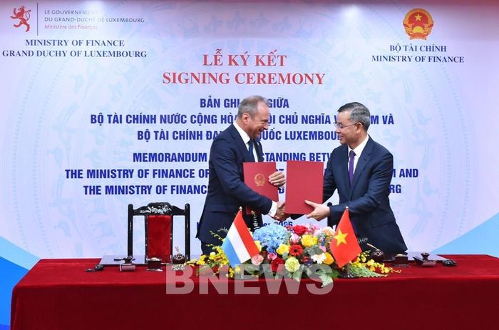 Bộ trưởng Bộ Tài chính Việt Nam Ngô Văn Tuấn và Bộ trưởng Bộ Tài chính Luxembourg Gilles Roth trao Biên bản ghi nhớ (MOU). Ảnh: MOF