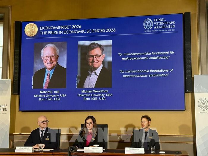 Lễ công bố giải Nobel Kinh tế 2026 thuộc về hai nhà kinh tế học người Mỹ Robert E. Hall và Michael Woodford, tại Viện Hàn lâm Khoa học Hoàng gia Thụy Điển ở Stockholm, ngày 12/10/2026. Ảnh: AA/TTXVN phát