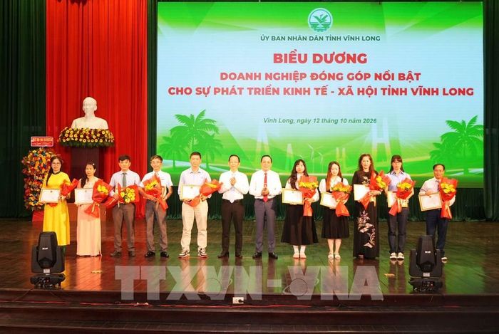 Biểu dương doanh nghiệp đã có đóng góp nổi bật cho sự phát triển kinh tế - xã hội của tỉnh. Ảnh: Phạm Minh Tuấn-TTXVN