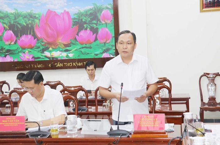 Ông Lê Công Lý, Phó Chủ tịch thường trực UBND thành phố Cần Thơ phát biểu tại cuộc họp. Ảnh: Ngọc Thiện - TTXVN