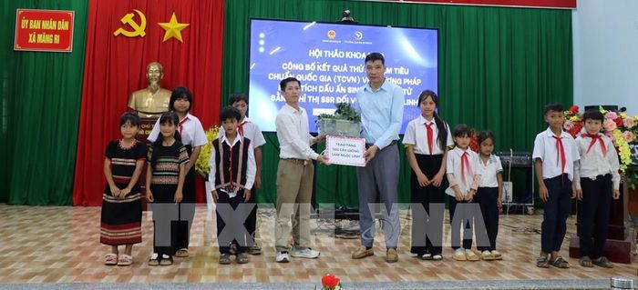 Trung tâm ươm tạo công nghệ tặng 200 cây giống cho các học sinh có hoàn cảnh khó khăn tại xã Măng Ri. Ảnh: Cao Nguyên-TTXVN