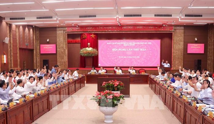 Các đại biểu biểu quyết thông qua chương trình hội nghị. Ảnh: Văn Điệp – TTXVN 