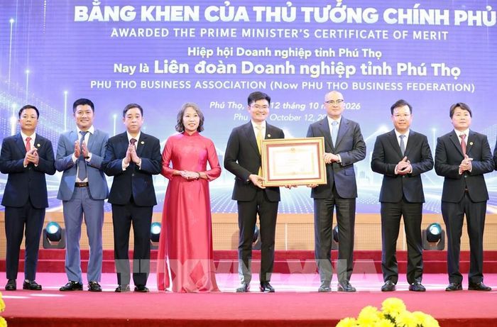 Bí thư Tỉnh ủy Phú Thọ Phạm Đại Dương trao Bằng khen của Thủ tướng Chính phủ cho 2 tập thể có thành tích xuất sắc trong đồng hành, hỗ trợ doanh nghiệp và hoạt động vì cộng đồng giai đoạn 2021-2025. Ảnh: Tạ Toàn – TTXVN