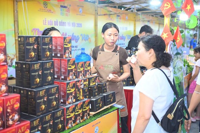 Du khách thưởng thức ca phê tại Lễ hội Đồ uống Hà Nội lần thứ hai năm 2026. Ảnh: Hà Trần