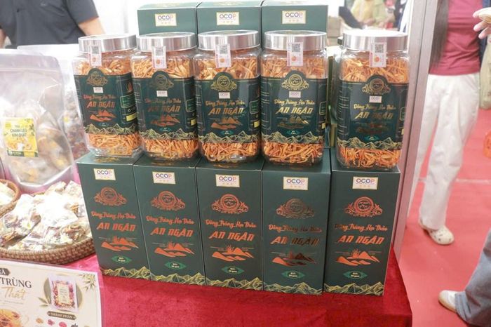 Sản phẩm Đông trùng hạ thảo tại Hội chợ Làng nghề 2026 có mã QR trích xuất nguồn gốc sản phẩm. Ảnh: Anh Thư