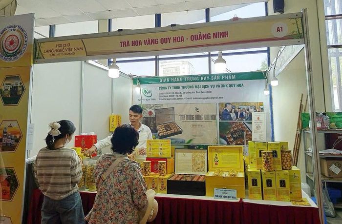 Gian hàng Trà hoa vàng Quy Hoa tại Hội chợ Làng nghề 2026. Ảnh: Anh Thư