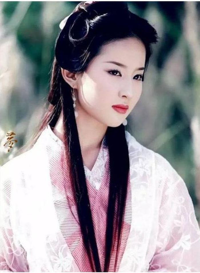 Được Đoàn Dự gọi là “thần tiên tỷ tỷ”, Vương Ngữ Yên nổi tiếng với dung mạo tựa tiên nữ. Nàng là con gái của Đoàn Chính Thuần và Vương phu nhân Lý Thanh La, đồng thời dành tình cảm sâu đậm cho người anh họ Mộ Dung Phục. Điểm đặc biệt của Vương Ngữ Yên là dù không giỏi thực chiến, nàng lại thuộc lòng nhiều bí kíp võ học, có thể nhận biết chiêu thức và chỉ ra cách hóa giải. Nhan sắc tuyệt trần cùng mối tình đơn phương khiến nhân vật trở thành một trong những mỹ nhân đáng nhớ nhất của Thiên Long Bát Bộ.