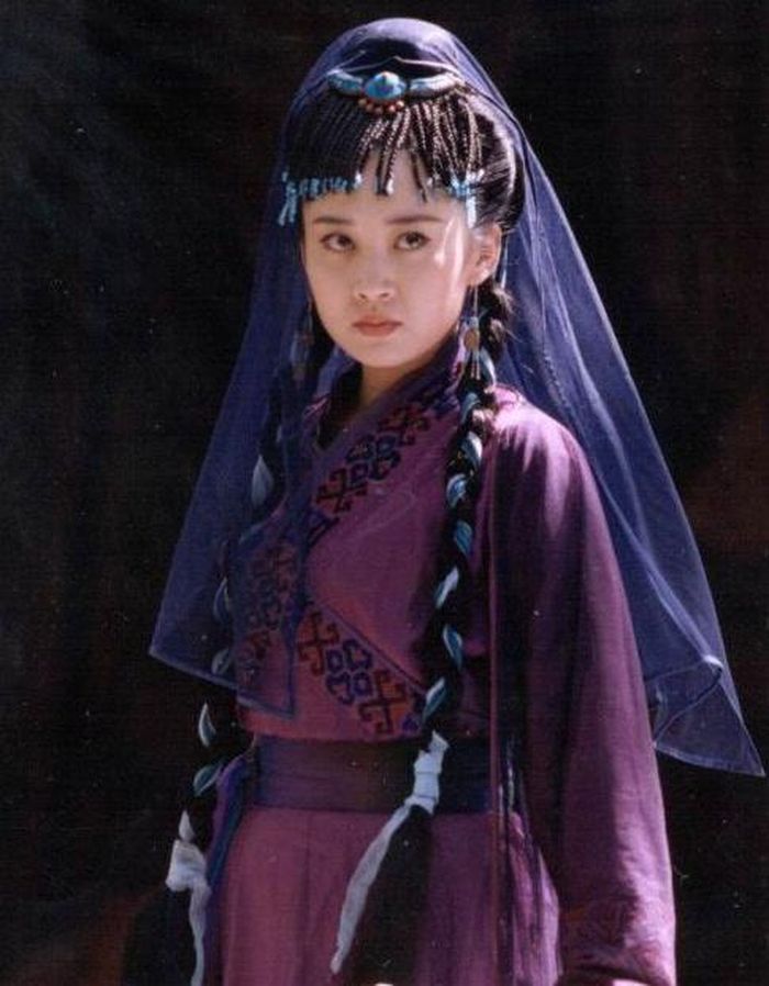 Nhậm Doanh Doanh là con gái Nhậm Ngã Hành, được người trong Nhật Nguyệt thần giáo tôn kính gọi là Thánh cô. Nàng vừa có nhan sắc quyến rũ, vừa sở hữu võ công cao cường, trí tuệ và khả năng chơi đàn xuất sắc. Bề ngoài lạnh lùng, quyền lực nhưng bên trong, Nhậm Doanh Doanh giàu tình cảm và hết lòng vì Lệnh Hồ Xung. Tình yêu của nàng không bị giới hạn bởi những khác biệt giữa các môn phái. Bản lĩnh, sự thủy chung và khí chất riêng giúp Nhậm Doanh Doanh trở thành một trong những mỹ nhân nổi bật nhất trong thế giới Kim Dung.