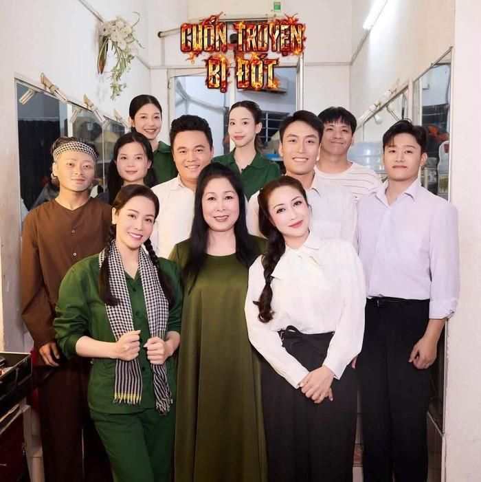 MC Quyền Linh vừa chia sẻ bài viết dài bày tỏ cảm xúc sau khi thưởng thức vở kịch Cuốn Truyện Bị Đốt tại sân khấu kịch Hồng Vân. 