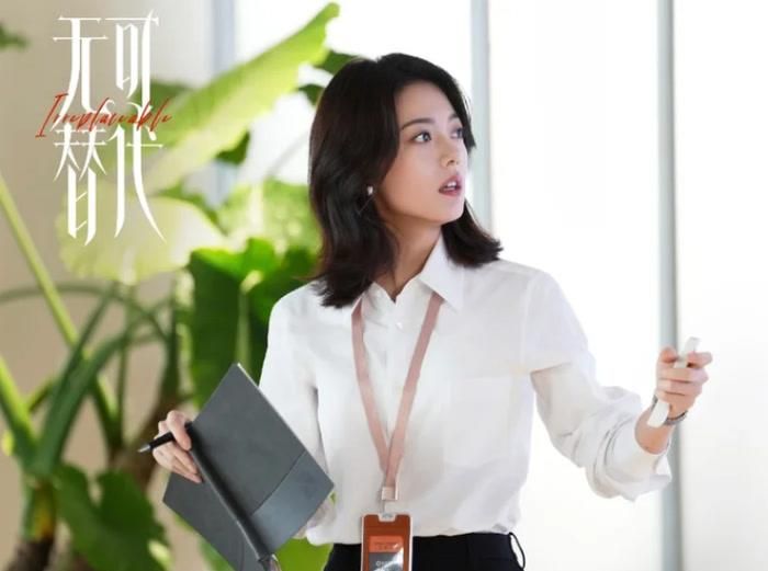 Từ Trì đại diện cho hình tượng nữ chính bước vào môi trường cạnh tranh bằng vị thế của một nhân viên mới. Trong ngành tư vấn, nơi năng lực và hiệu quả công việc có ý nghĩa quan trọng, cô phải liên tục học hỏi, cải thiện bản thân và chứng minh mình xứng đáng với cơ hội được trao. Thay vì chờ đợi một nhân vật quyền lực xuất hiện để giải quyết mọi khó khăn, Từ Trì tự tìm cách tiến lên bằng năng lực của mình. Hành trình ấy giúp cô dần khẳng định vị trí, đồng thời làm nổi bật thông điệp rằng giá trị của một người không nằm ở việc họ được ai lựa chọn, mà còn ở những gì họ có thể tự tạo dựng.
