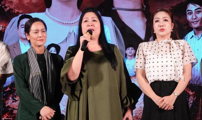 Nghệ sĩ Hồng Vân, Nhật Kim Anh, Ốc Thanh Vân bật khóc sau đêm diễn vở Cuốn truyện bị đốt.