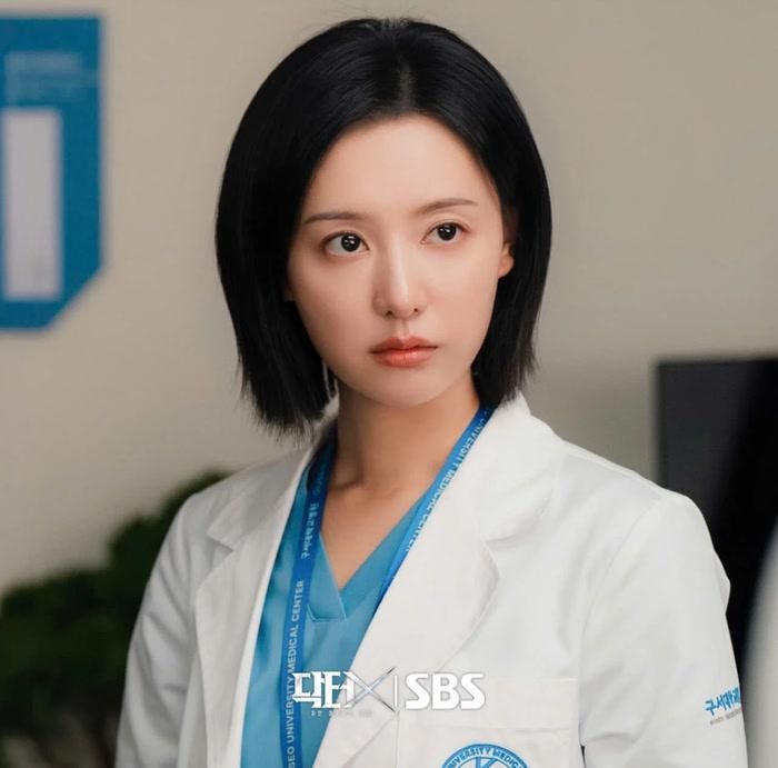 Cũng lên sóng từ ngày 9/10, Doctor X: Age of the White Mafia đánh dấu màn trở lại của Kim Ji Won trong một dự án thuộc thể loại y khoa. Bộ phim được làm lại từ loạt phim Doctor X của Nhật Bản, xoay quanh Gye Su Jeong, nữ bác sĩ phẫu thuật tài năng do Kim Ji Won thủ vai. Khác với hình ảnh những bác sĩ thường bị giới hạn bởi các quy tắc trong môi trường bệnh viện, Su Jeong được xây dựng là người thẳng thắn, độc lập và sẵn sàng đối đầu với những nguyên tắc mà cô cho là vô lý. Bên cạnh hành trình cứu chữa bệnh nhân, phim khai thác cuộc đấu tranh của nữ bác sĩ trước những vấn đề liên quan đến quyền lực, lợi ích và những mặt tối trong hệ thống y tế. Lee Jung Eun cũng góp mặt trong dàn diễn viên chính của tác phẩm.