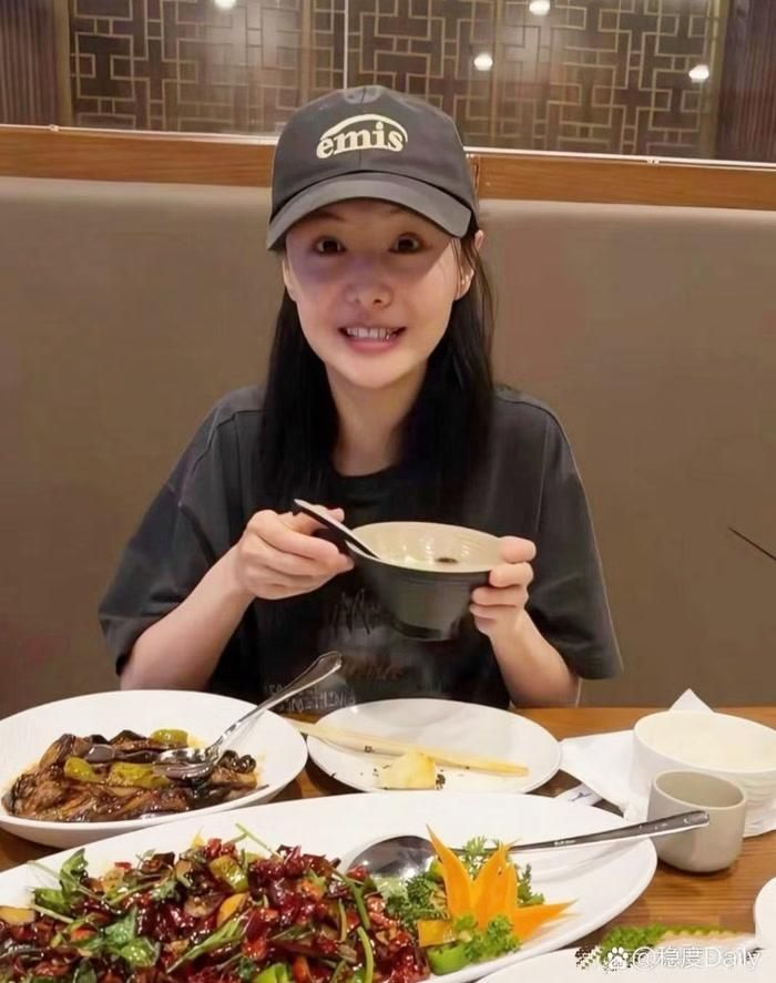 Trịnh Sảng xuất hiện trong trang phục đời thường, khác với hình tượng được chăm chút khi còn hoạt động nghệ thuật.
