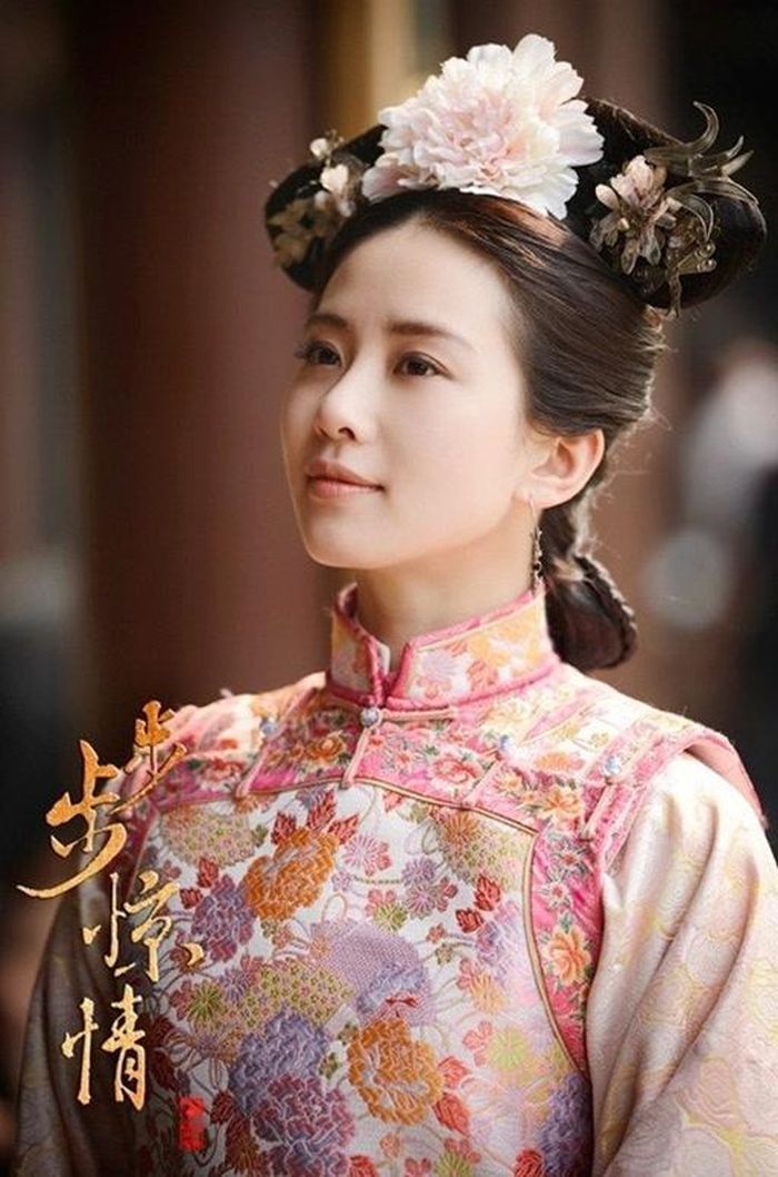 Ra mắt năm 2011, Bộ Bộ Kinh Tâm vẫn là cái tên đáng nhớ với người hâm mộ dòng phim xuyên không. Lưu Thi Thi vào vai Trương Hiểu, cô gái hiện đại xuyên về thời nhà Thanh và mang thân phận Mã Nhĩ Thái Nhược Hy. Giữa cuộc tranh đoạt quyền lực của các hoàng tử, Nhược Hy bị cuốn vào những lựa chọn tình cảm đầy đau đớn. Tác phẩm cũng góp phần đưa chuyện tình của Lưu Thi Thi và Ngô Kỳ Long trở thành đề tài được khán giả quan tâm.