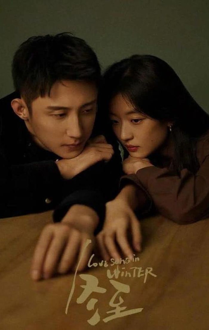 Mang màu sắc tình cảm hiện đại, Đông Chí xoay quanh mối duyên giữa những con người từng có quá khứ gắn bó nhưng phải đối diện nhiều thay đổi khi gặp lại. Tác phẩm khai thác những hiểu lầm, tổn thương và lựa chọn trong tình yêu, tạo nên không khí trầm lắng hơn so với các phim cổ trang thiên về đấu trí.