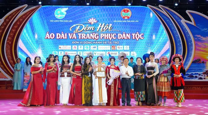 Ban tổ chức tặng hoa, giấy chứng nhận cho các đơn vị tham gia trình diễn tại đêm hội.