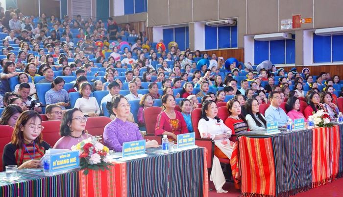 Bà Lê Thị Thủy, Ủy viên Trung ương Đảng, Phó Chủ tịch Ủy ban Trung ương MTTQ Việt Nam, Chủ tịch Hội LHPN Việt Nam; bà Cao Thị Hòa An, Ủy viên Trung ương Đảng, Phó Bí thư Thường trực Tỉnh ủy, Chủ tịch HĐND tỉnh Đắk Lắk và các đại biểu tham dự chương trình