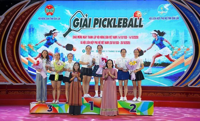 Trao giải cho các vận động viên xuất sắc lứa tuổi dưới 35.