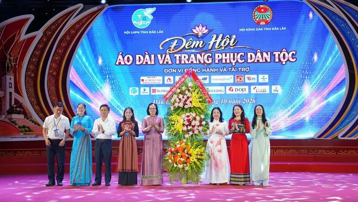 Bà Cao Thị Hòa An (thứ 3 từ phải sang), Ủy viên Trung ương Đảng, Phó Bí thư Thường trực Tỉnh ủy, Chủ tịch HĐND tỉnh Đắk Lắk, tặng hoa chúc mừng đêm hội.