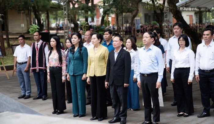 Trước khi chương trình diễn ra, Đoàn công tác đã dâng hương, dâng hoa tại Nhà bia tưởng niệm xã Gào, tỉnh Gia Lai.