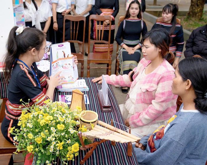 Nhân viên y tế chia sẻ về những thông tin, kiến thức chăm sóc thai kỳ cho phụ nữ mang thai trong khuôn khổ chương trình.