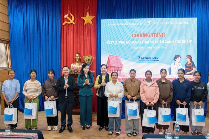 Chủ tịch Hội LHPN Việt Nam Lê Thị Thủy và Phu nhân Ngô Phương Ly trao quà cho phụ nữ mang tại chương trình.
