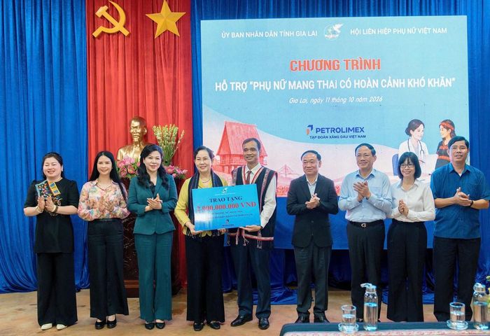 Phu nhân Ngô Phương Ly và Chủ tịch Hội LHPN Việt Nam Lê Thị Thủy trao nguồn kinh phí hỗ trợ 2 tỷ đồng của Tập đoàn Xăng dầu Việt Nam (Petrolimex) dành cho 200 phụ nữ mang thai có hoàn cảnh khó khăn tại Gia Lai