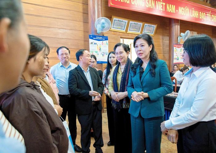 Phu nhân Ngô Phương Ly và Chủ tịch Hội LHPN Việt Nam Lê Thị Thủy cùng các thành viên Đoàn công tác chia sẻ, thăm hỏi những phụ nữ mang thai có hoàn cảnh khó khăn tại chương trình.