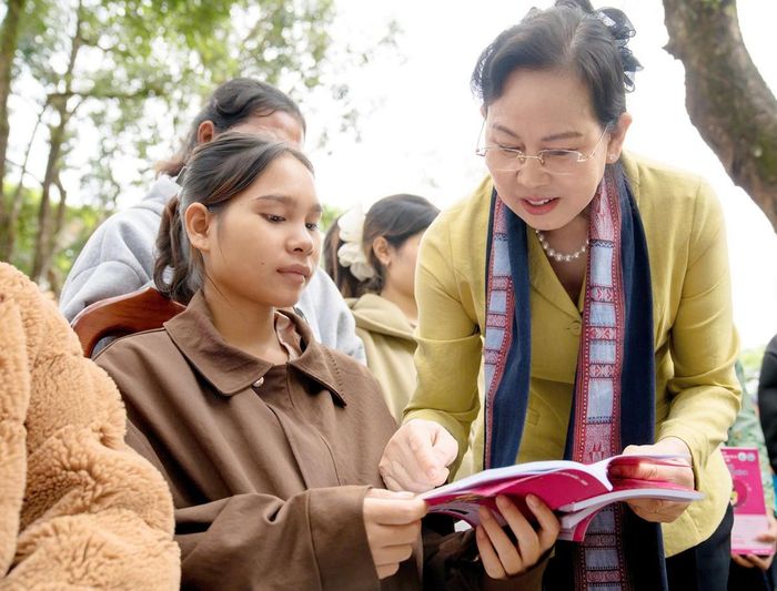 Chủ tịch Hội LHPN Việt Nam Lê Thị Thủy chia sẻ với chị em phụ mang thai về kiến thức sinh sản