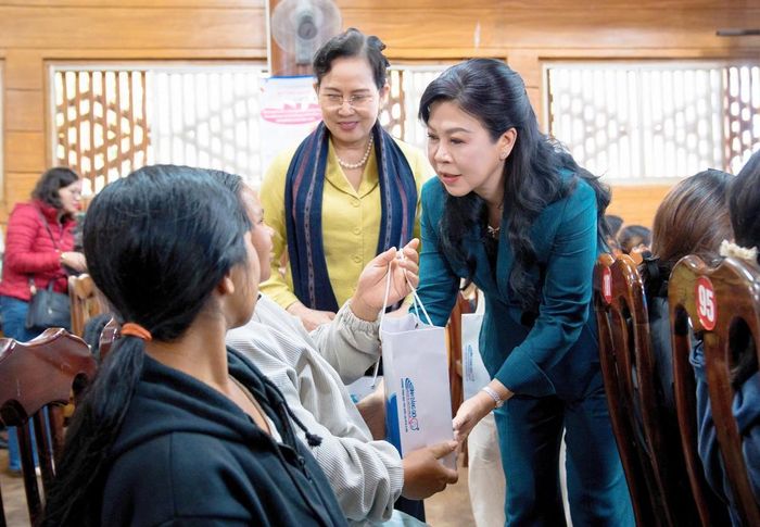 Phu nhân Ngô Phương Ly và Chủ tịch Hội LHPN Việt Nam Lê Thị Thủy tặng quà cho các phụ nữ mang thai 