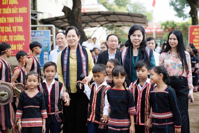 Ủy viên TƯ Đảng, Phó Chủ tịch Ủy ban Trung ương MTTQ Việt Nam, Chủ tịch Hội LHPN Việt Nam Lê Thị Thủy (bên trái) và Phu nhân Tổng Bí thư, Chủ tịch nước Tô Lâm - bà Ngô Phương Ly (thứ 2 từ phải sang), cùng lãnh đạo tỉnh Gia Lai và các cháu nhỏ tham gia chương trình