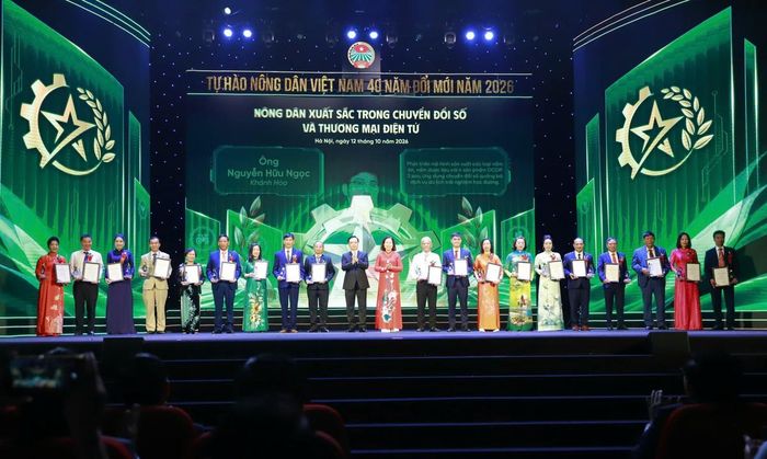 Ông Dương Trung Ý, Ủy viên TƯ Đảng, Tổng Biên tập Tạp chí Cộng sản và bà Bùi Thị Thơm, Phó Chủ tịch BCH Trung ương Hội Nông dân Việt Nam, trao biểu trưng và chứng nhận cho nhóm nông dân xuất sắc trong chuyển đổi số và thương mại điện tử.