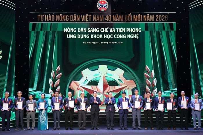 Ủy viên TƯ Đảng, Phó Thủ tướng Chính phủ Hồ Quốc Dũng và ông Nguyễn Phi Long, Ủy viên Trung ương Đảng, Phó Bí thư Thường trực Đảng ủy Mặt trận Tổ quốc, các đoàn thể Trung ương, Phó Chủ tịch Ủy ban Trung ương Mặt trận Tổ quốc Việt Nam, trao biểu trưng và chứng nhận cho Nông dân tiêu biểu sáng chế và tiên phong ứng dụng khoa học công nghệ.