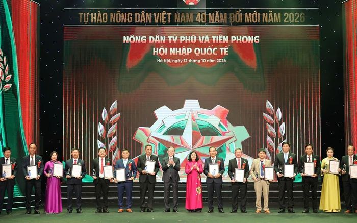 Bà Bùi Thị Minh Hoài (thứ 8 từ phải sang), Ủy viên Bộ Chính trị, Bí thư Trung ương Đảng, Bí thư Đảng ủy Mặt trận Tổ quốc, các đoàn thể Trung ương; Chủ tịch Ủy ban Trung ương Mặt trận Tổ quốc Việt Nam và ông Lương Quốc Đoàn (thứ 9 từ phải sang), Ủy viên Trung ương Đảng, Phó Chủ tịch Ủy ban Trung ương Mặt trận Tổ quốc Việt Nam, Chủ tịch BCH Trung ương Hội Nông dân Việt Nam, trao biểu chưng và chứng nhận cho các nông dân tỷ phú và tiên phong hội nhập quốc tế.