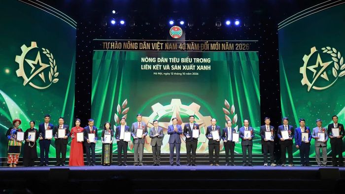 Ông Lê Quốc Minh, Ủy viên Trung ương Đảng, Phó Trưởng Ban Tuyên giáo Trung ương, Tổng Biên tập Báo Nhân Dân, Chủ tịch Hội Nhà báo Việt Nam và ông Nguyễn Hoàng Hiệp, Thứ trưởng Bộ Nông nghiệp và Môi trường, trao biểu trưng và chứng nhận cho nhóm nông dân xuất sắc trong liên kết trong sản xuất xanh.