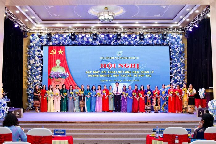 Ông Nguyễn Thanh Bình, Phó Bí thư Tỉnh ủy Nghệ An và bà Hoàng Thị Thu Hiền, Chủ tịch Hội LHPN tỉnh Nghệ An, tặng hoa chúc mừng các nữ doanh nhân. Ảnh: Mai Hoa