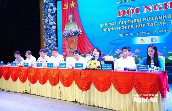 Lãnh đạo các sở, ngành, cơ quan, đơn vị trực tiếp đối thoại với các doanh nghiệp, hợp tác xã, tổ hợp tác. Ảnh: Báo và Phát thanh, Truyền hình Nghệ An