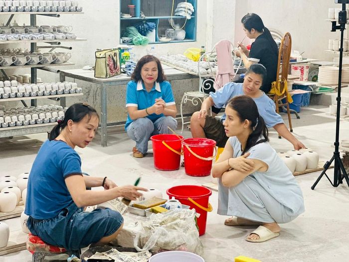 Hội LHPN xã Bát Tràng chuyển đổi mạnh mẽ từ tư duy "Hội tổ chức - hội viên tham dự" sang phương châm "Hội đến với hội viên - hội viên cùng tham gia giải quyết vấn đề" ngay tại từng chi hội, tổ nhóm trong hoạt động "Lắng nghe phụ nữ nói"