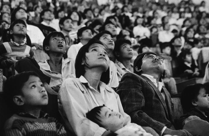 Người Hà Nội xem xiếc năm 1992. Ảnh: Andy Soloman