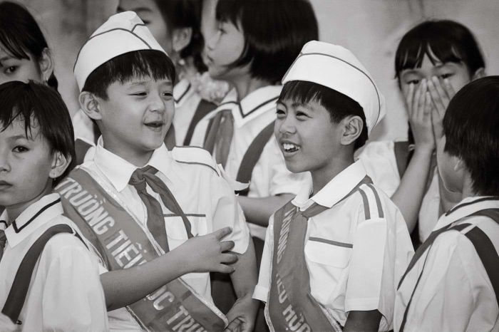 Hình ảnh các em học sinh trở lại trường học năm 1997. Ảnh: Andy Soloman